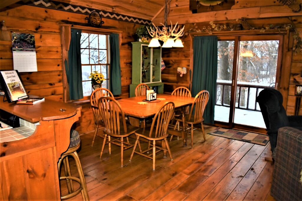 Dining room in Shady Oaks Cabin
