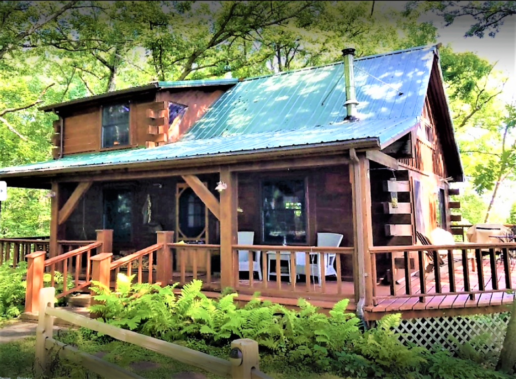 Front view of Shady Oaks Cabin in Ferryville!